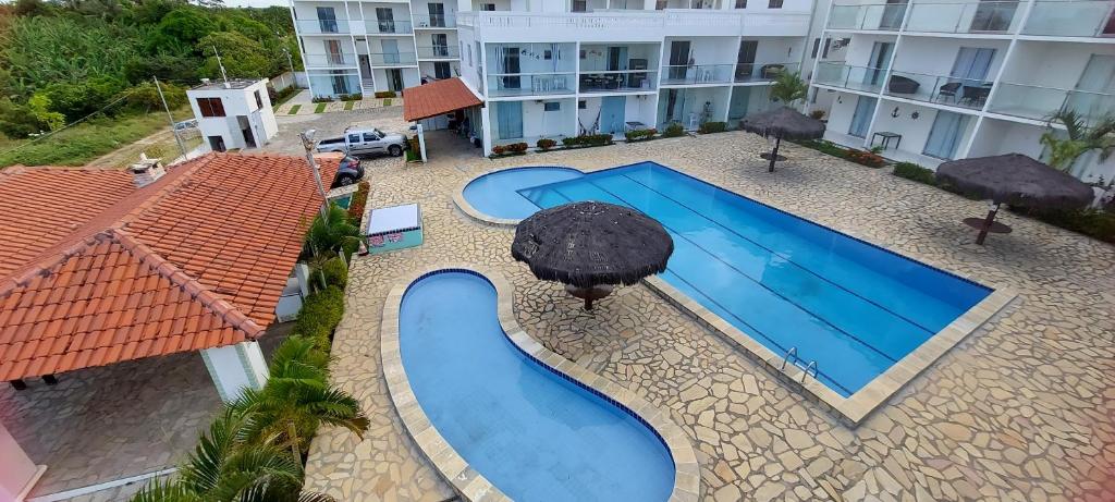 an overhead view of a swimming pool next to a building at apartamento em jacumã- residencial granito x jasmim in Jacumã