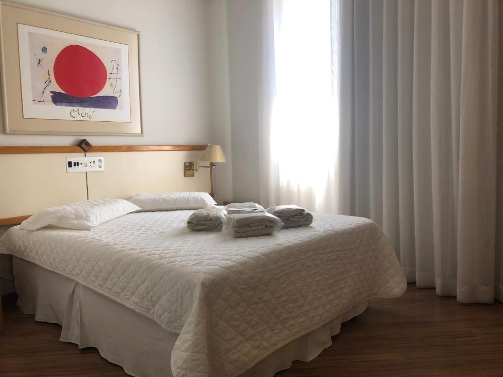 um quarto com uma cama com toalhas em Flat Golden Plaza - Lourdes em Belo Horizonte
