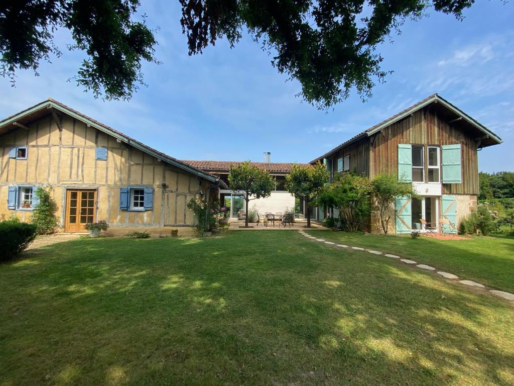 an exterior view of a barn with a yard at Majellon Appartement Sud in Sainte-Christie-dʼArmagnac