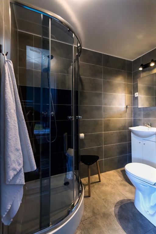 ビェルスコ・ビャワにあるHello Hostel & Apartmentsのバスルーム(シャワー、トイレ、シンク付)