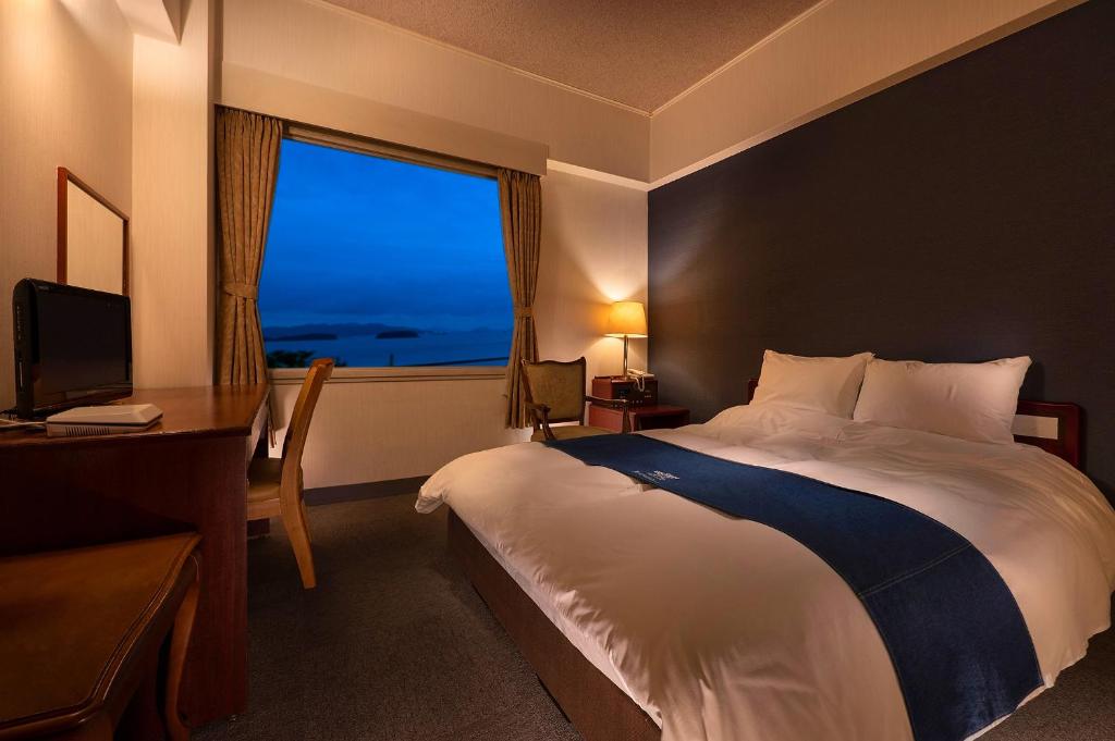 Postel nebo postele na pokoji v ubytování Kurashiki Seaside Hotel