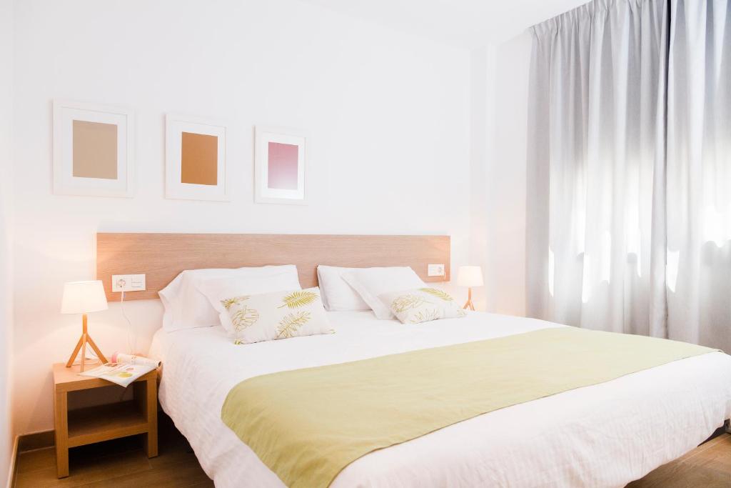Posteľ alebo postele v izbe v ubytovaní Feelathome Plaza Apartments