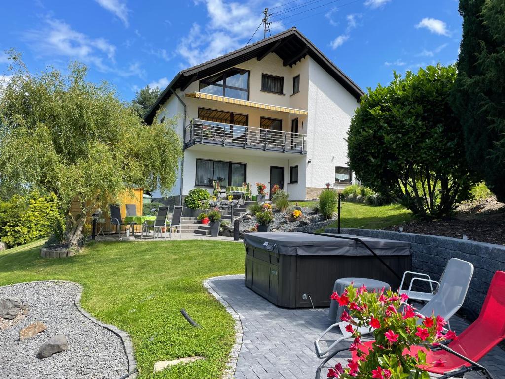 une maison avec un bain à remous dans la cour dans l'établissement Gästehaus Ute Müller, à Wimbach