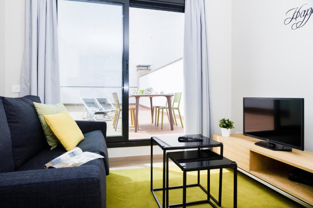 Televízia a/alebo spoločenská miestnosť v ubytovaní Feelathome Plaza Apartments