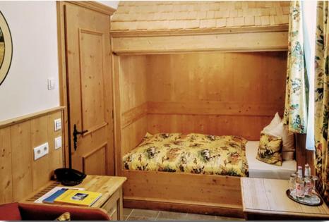 Postel nebo postele na pokoji v ubytování Hotel Leeberghof