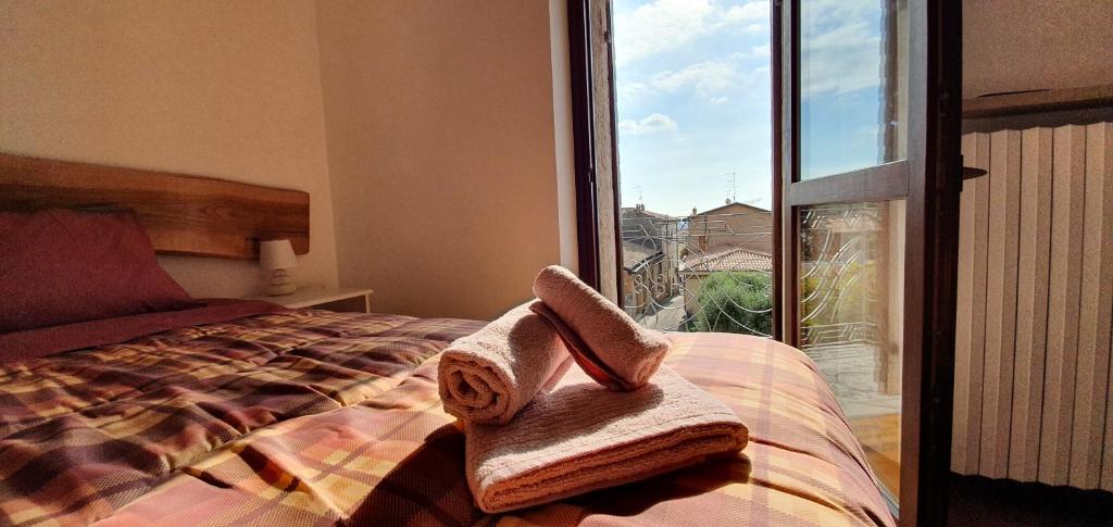um quarto com uma cama com toalhas em dal vecio Carli em SantʼAmbrogio di Valpolicella