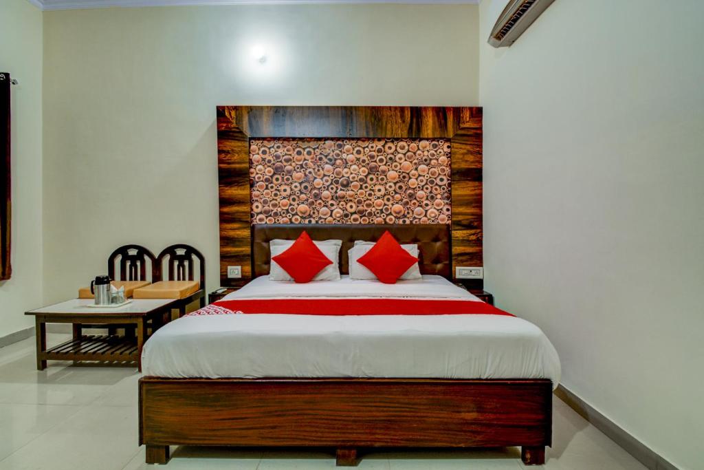 En eller flere senge i et værelse på Hotel Saif Ranthambhore
