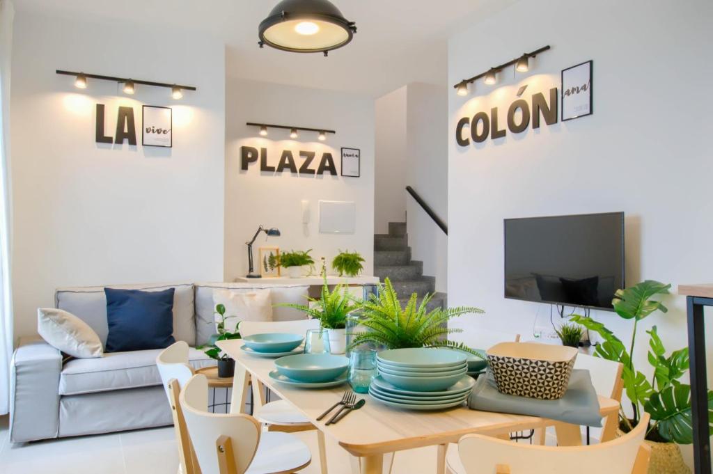 a living room with a table and chairs and a couch at La Plaza-Colón in Villafranca de los Barros