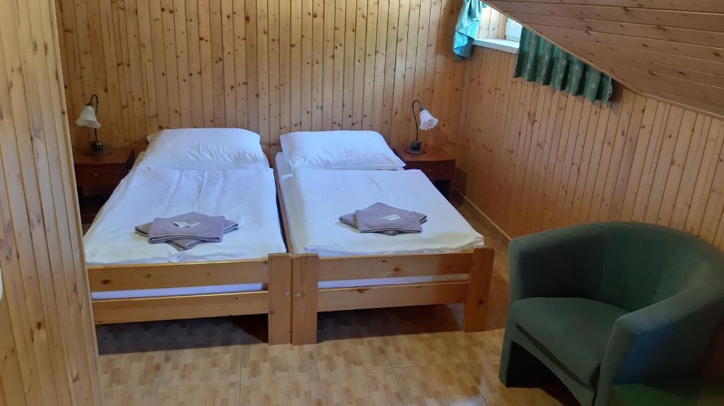 Posteľ alebo postele v izbe v ubytovaní Penzión pri studničke Omastiná