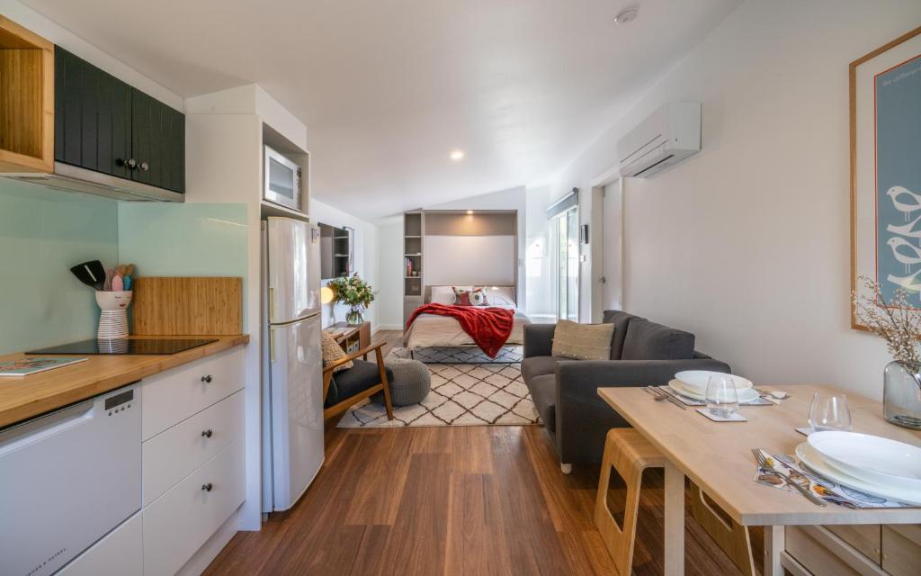 uma cozinha e sala de estar com um sofá e uma mesa em Soul Vie Stay em Launceston