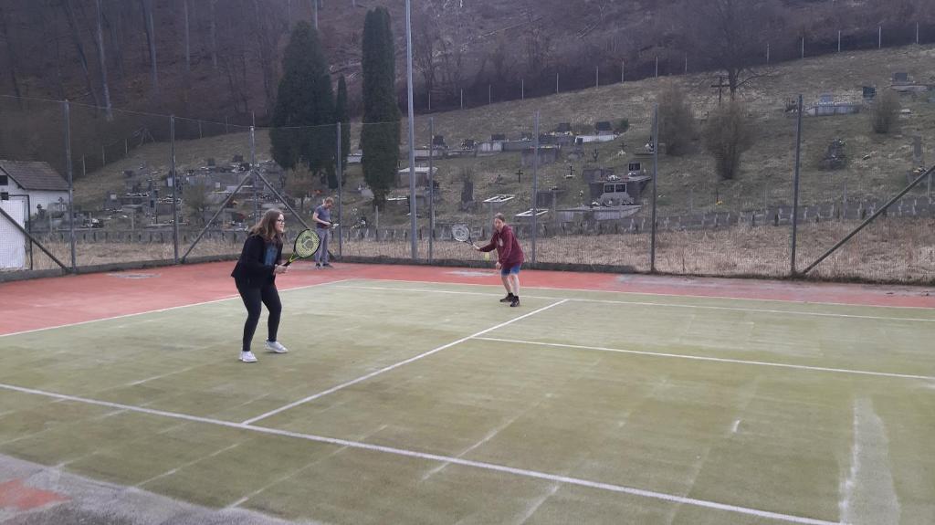 Tenis alebo squash v ubytovaní Penzión pri studničke Omastiná alebo jeho okolí