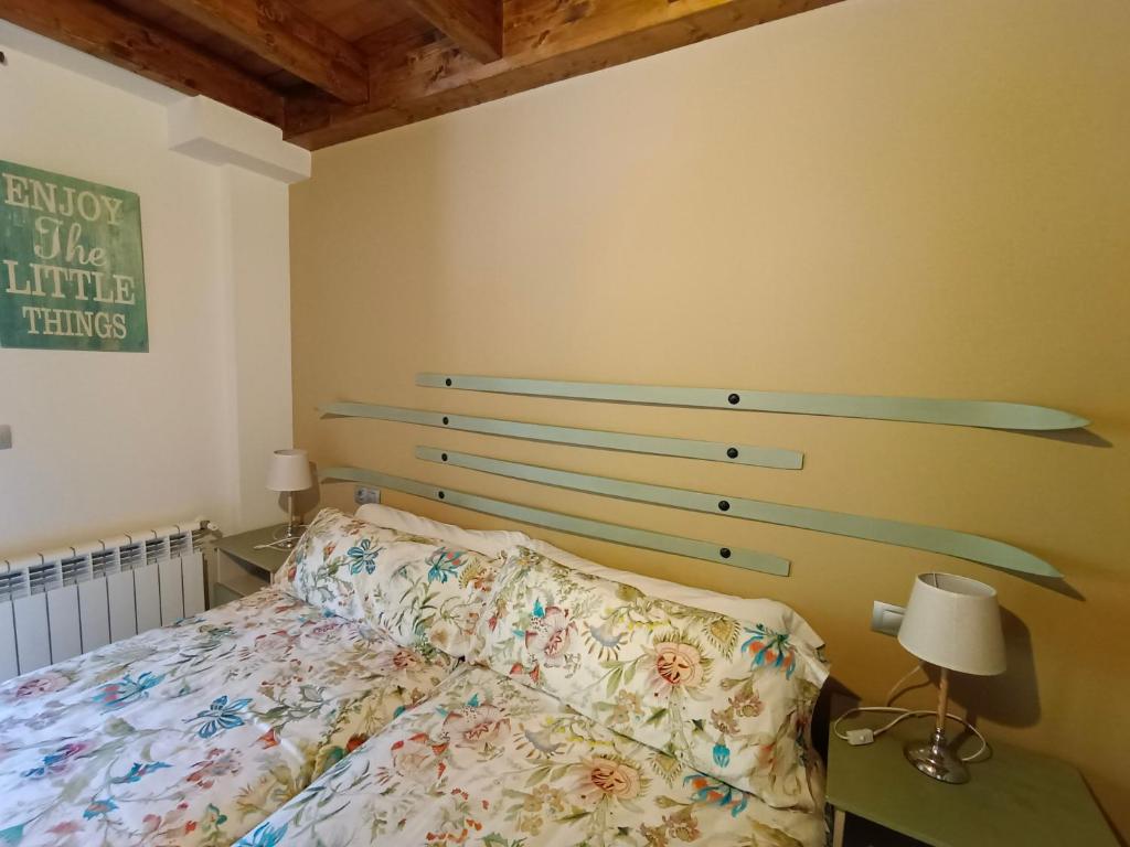 帕哈雷斯的住宿－Valle del sol I，一间卧室配有一张带木制床头板的床