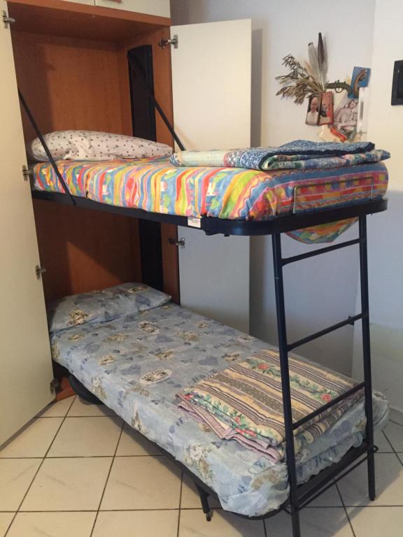 2 literas en una habitación con colchón en CASA MARE ANDORA, en Andora