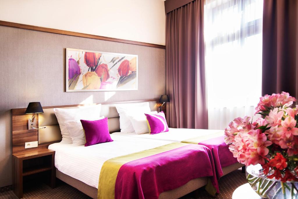 Ένα ή περισσότερα κρεβάτια σε δωμάτιο στο Golden Tulip Krakow City Center