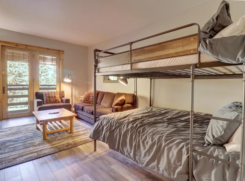 1 dormitorio con litera y sala de estar en TM225A Tucker Mtn Lodge Hotel Room en Copper Mountain