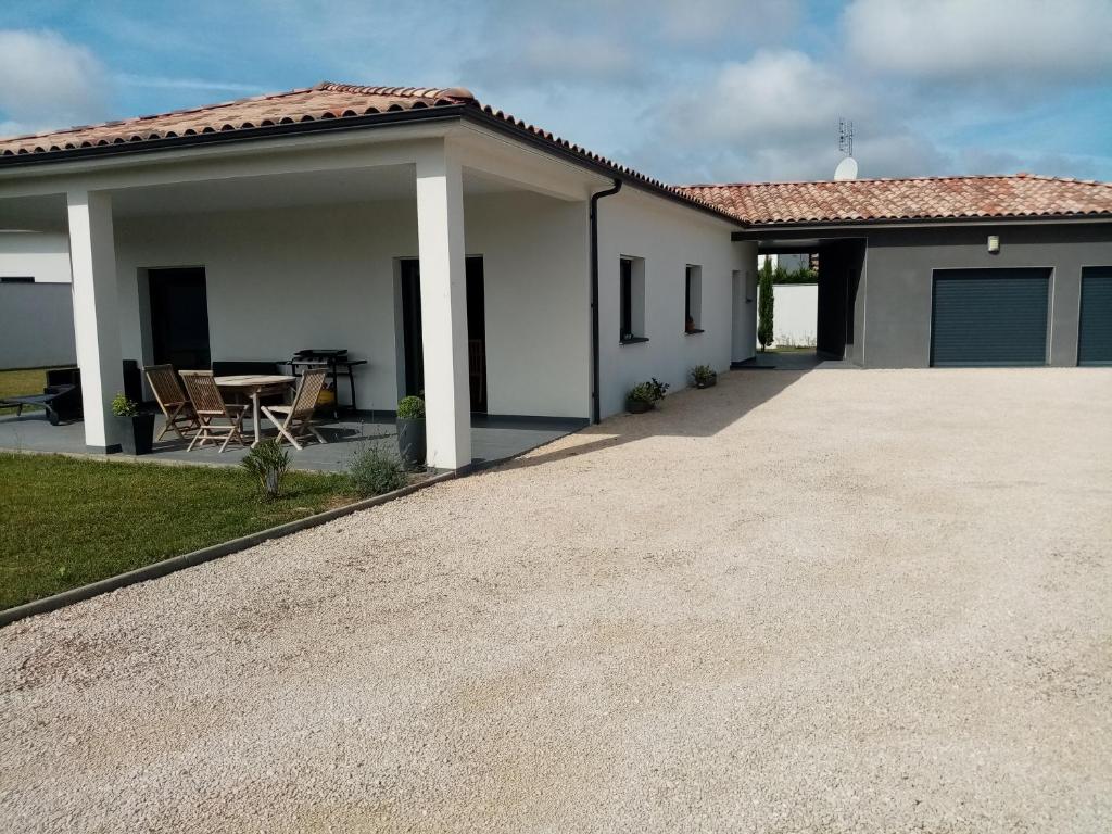 a house with a driveway in front of it at Un air de campagne in Montauban