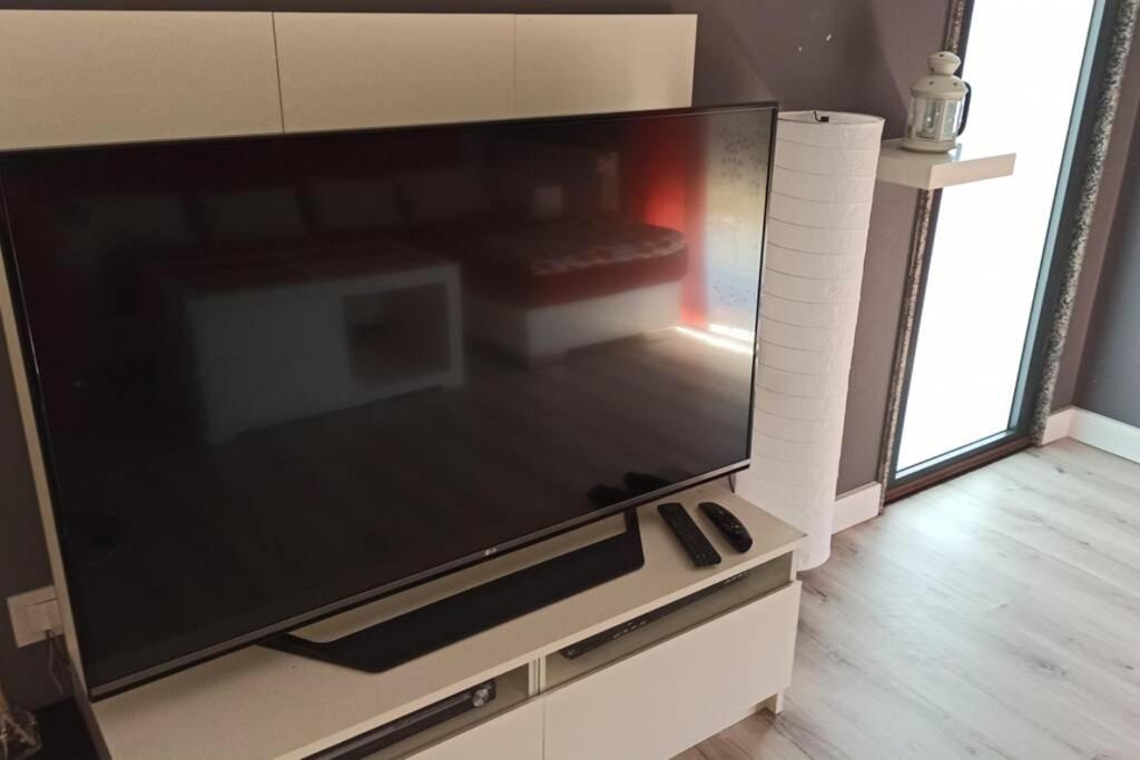 Televízia a/alebo spoločenská miestnosť v ubytovaní Apartamento en ribeira sacra. Chantada