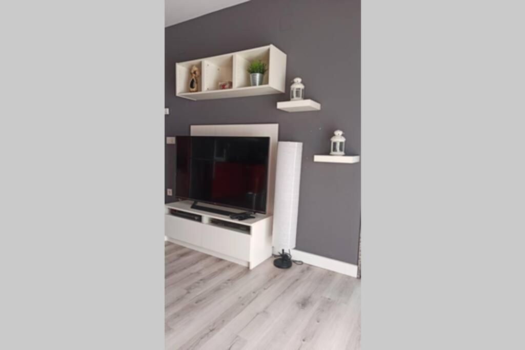 Televízia a/alebo spoločenská miestnosť v ubytovaní Apartamento en ribeira sacra. Chantada