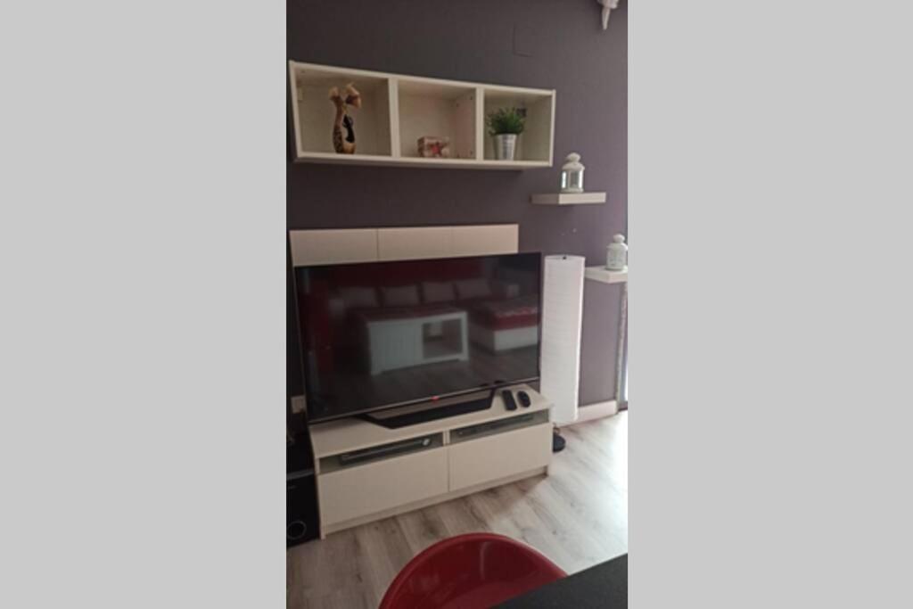 Televízia a/alebo spoločenská miestnosť v ubytovaní Apartamento en ribeira sacra. Chantada