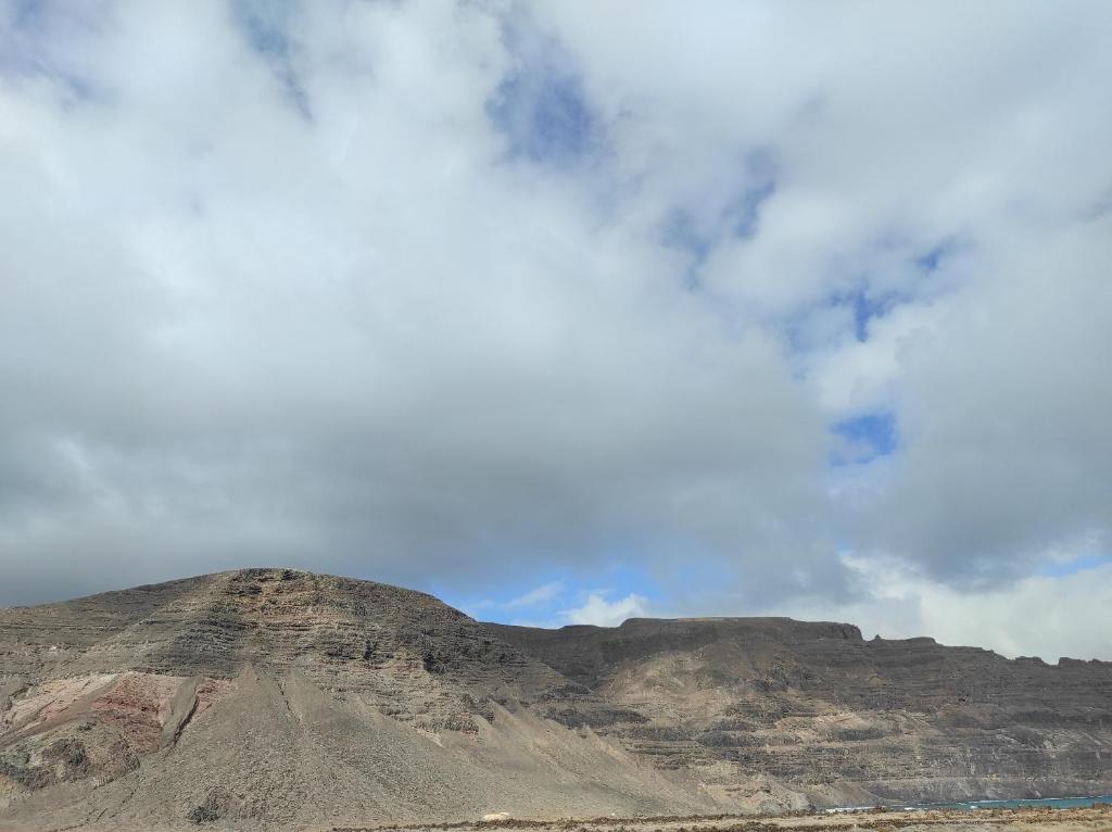 Una montaña en el desierto con un cielo nublado en Mirador del Risco, en Orzola
