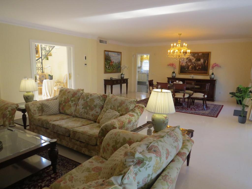 Fotografia z galérie ubytovania Spacious 700m2 villa, Golfers paradise. v destinácii Santa Fe de los Boliches