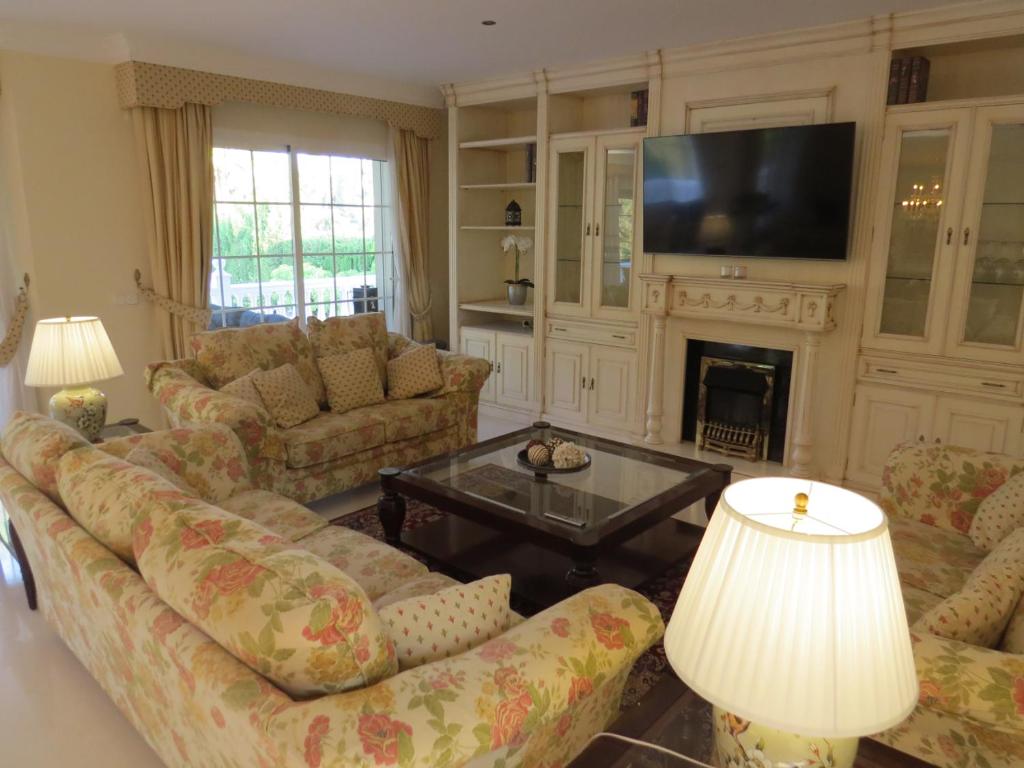 Fotografia z galérie ubytovania Spacious 700m2 villa, Golfers paradise. v destinácii Santa Fe de los Boliches