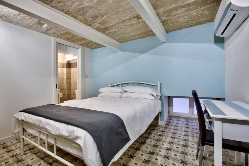 Postel nebo postele na pokoji v ubytování Chateau La Vallette - L-Ghorfa Suite
