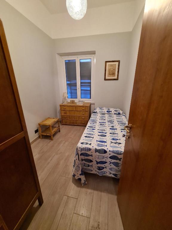 Łóżko lub łóżka w pokoju w obiekcie Una Finestra su Rapallo by PortofinoVacanze