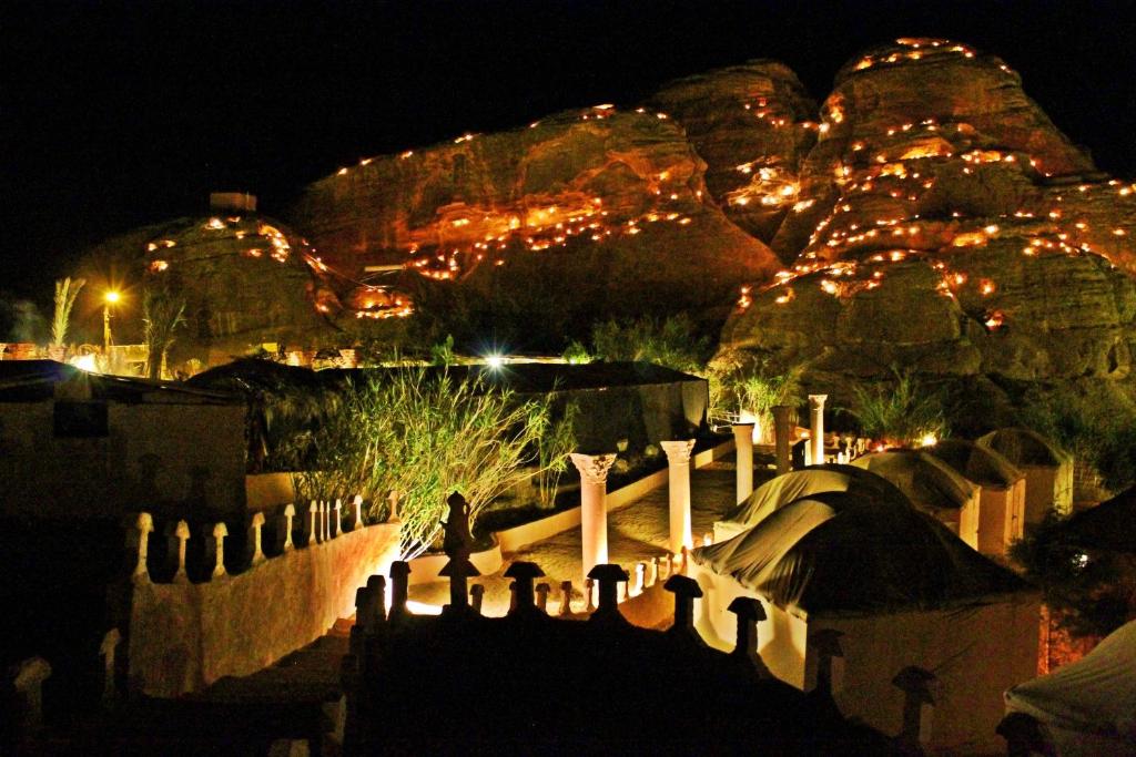 - une vue sur la ville la nuit avec des lumières dans l'établissement Seven Wonders Bedouin Camp, à Wadi Musa