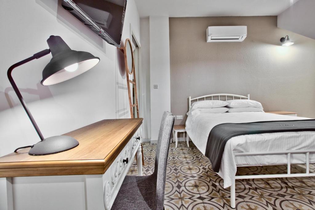 Postel nebo postele na pokoji v ubytování Chateau La Vallette - Barrakka Suite
