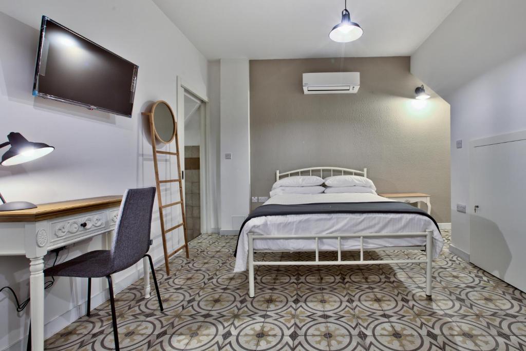 Postel nebo postele na pokoji v ubytování Chateau La Vallette - Barrakka Suite