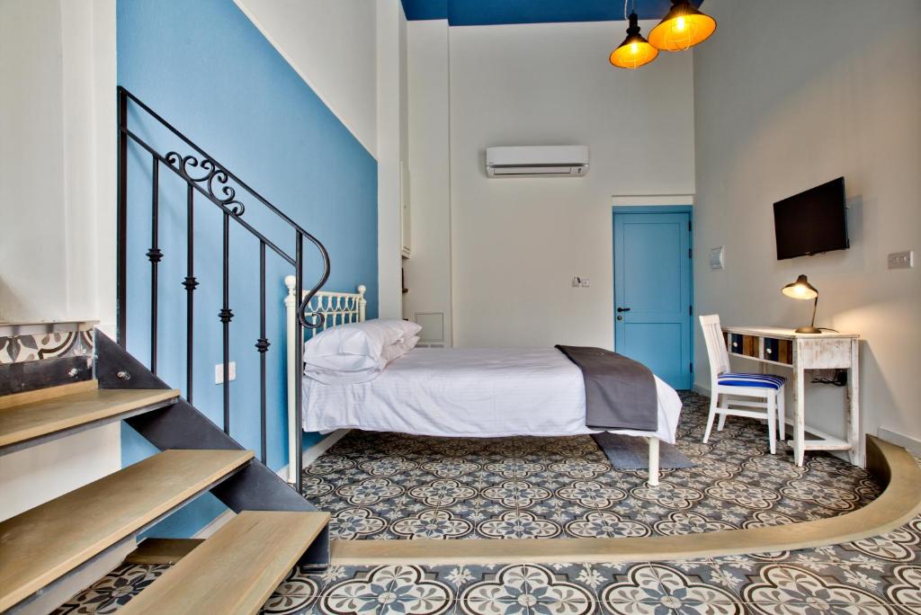 - une chambre avec un lit, un bureau et un escalier dans l'établissement Chateau La Vallette - Grand Master's Suite, à La Valette
