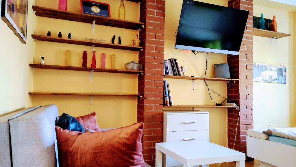 TV a/nebo společenská místnost v ubytování Rynek Starego Miasta Old Town Market Square - 2 bedrooms apartment