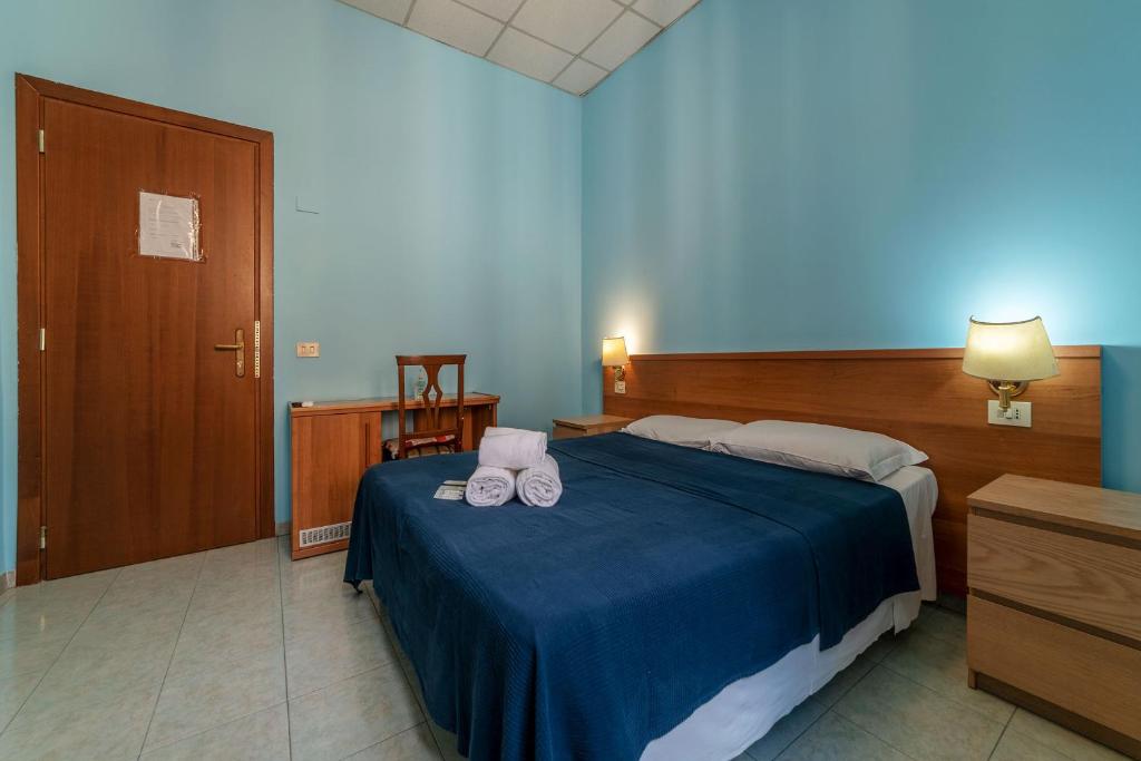 1 dormitorio con 1 cama con 2 toallas en Hotel Beauty Palace - Vertex Group, en Roma