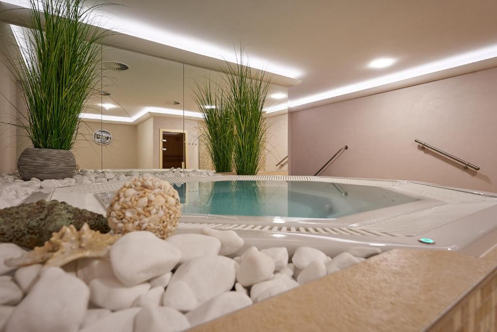 Bazén v ubytování Wellness Hotel Queens nebo v jeho okolí