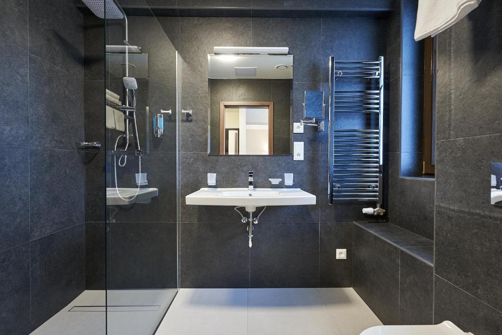 Koupelna v ubytování Wellness Hotel Queens