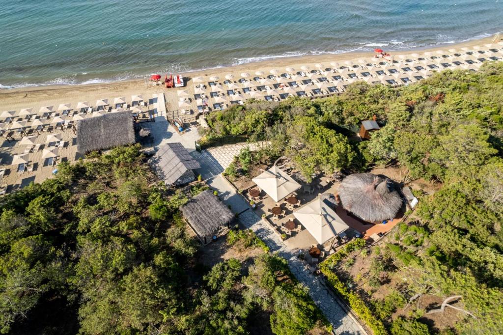 eine Luftansicht auf einen Strand mit einem Gebäude in der Unterkunft Roccamare Resort - Casa di Ponente in Castiglione della Pescaia