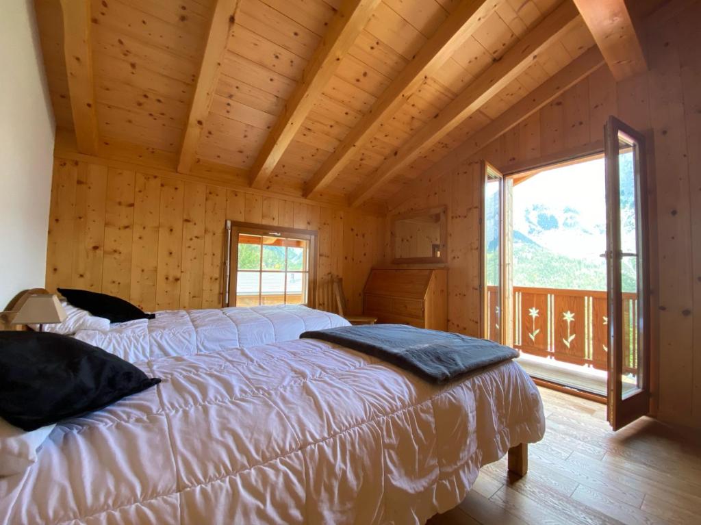 A bed or beds in a room at Chalet familial