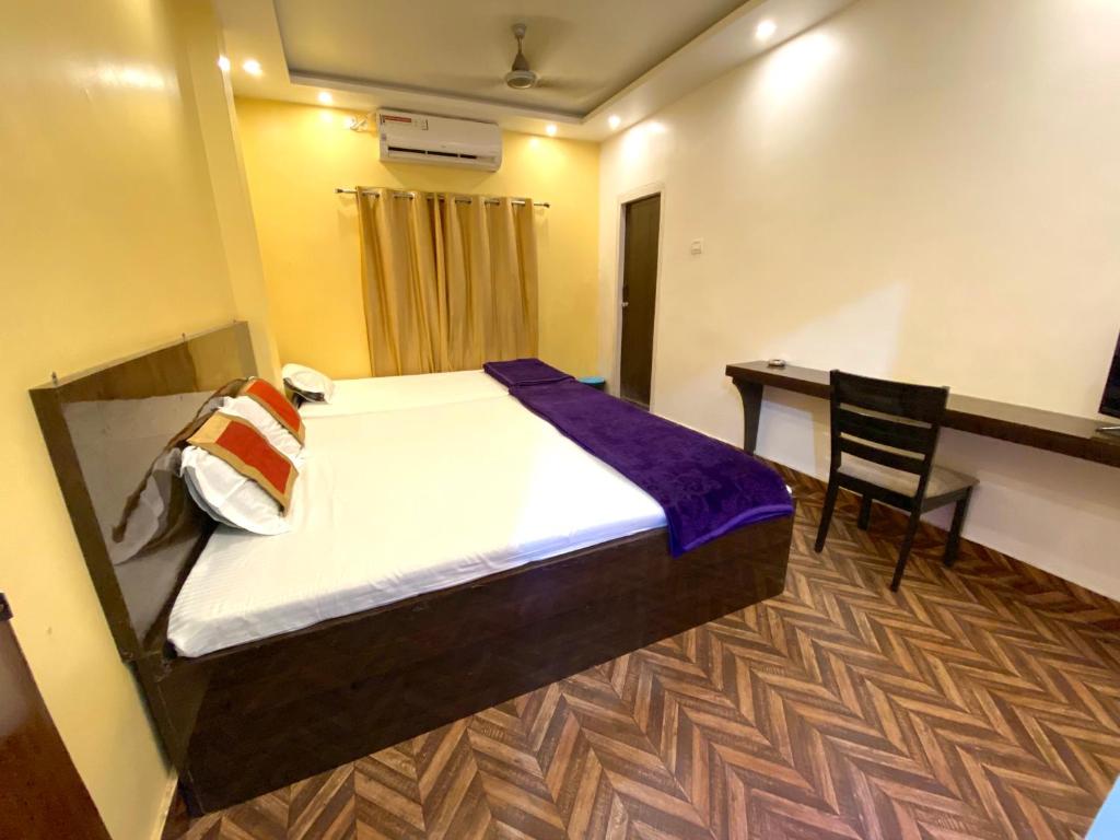 Postel nebo postele na pokoji v ubytování Hotel Shivanand