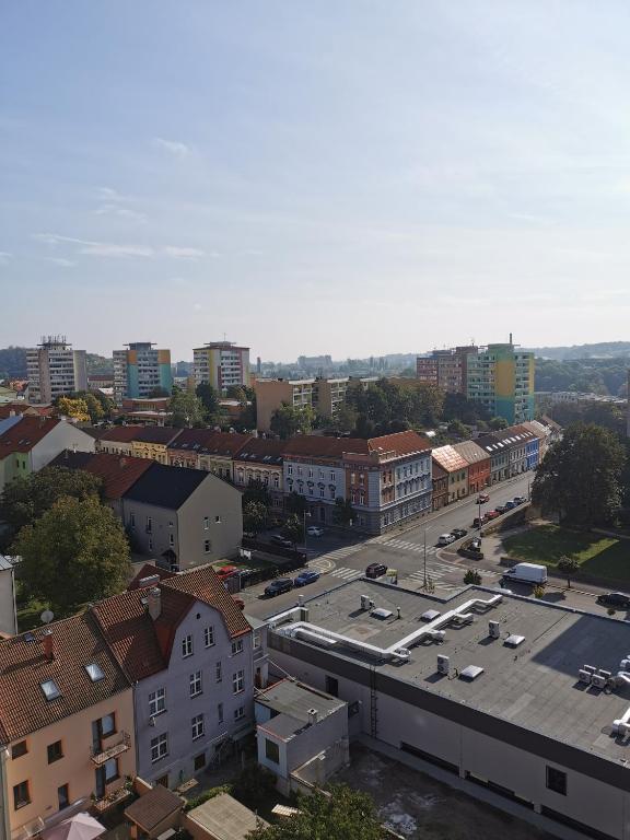 Nespecifikovaný výhled na destinaci Slaný nebo výhled na město při pohledu z apartmánu