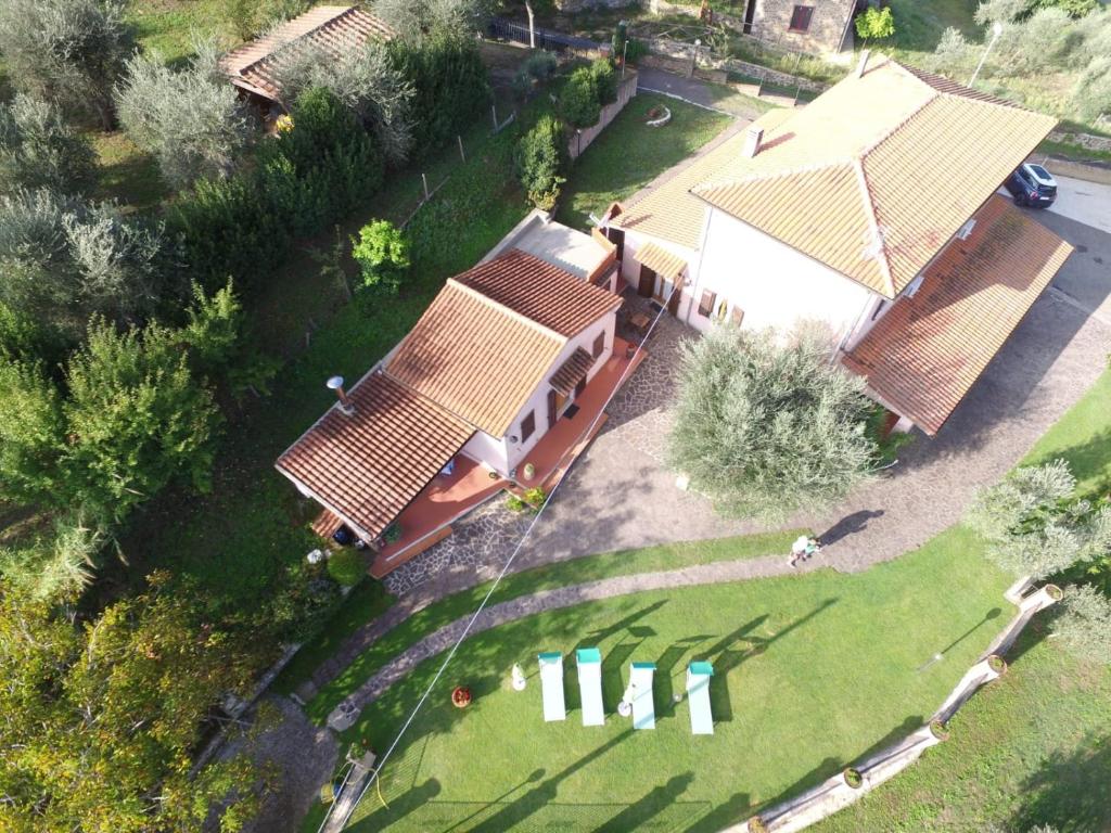 una vista aérea de una casa con techo en B&B La Piaggia, en Montemerano