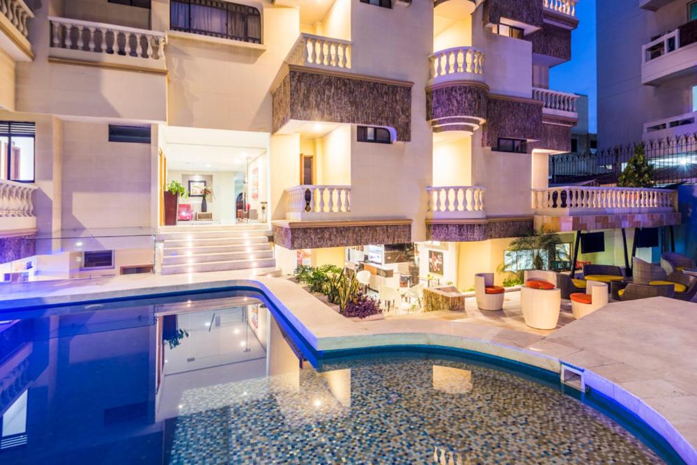 un hotel con piscina frente a un edificio en Hotel American Golf, en Barranquilla