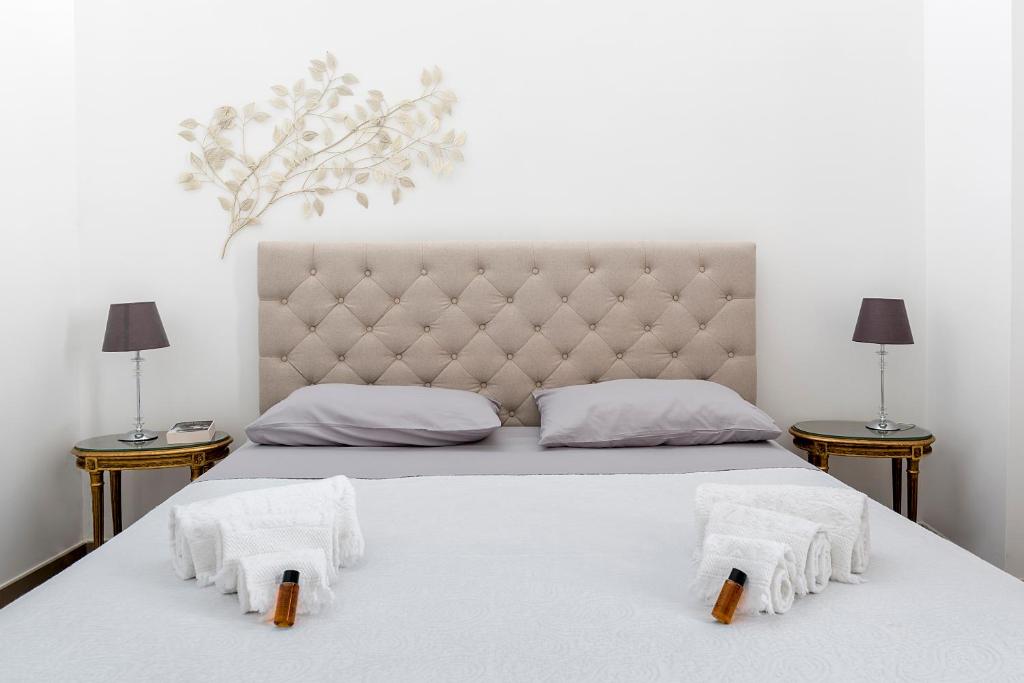 1 dormitorio con 1 cama grande y 2 almohadas en Piccola dimora Don Giovanni en Campi Salentina