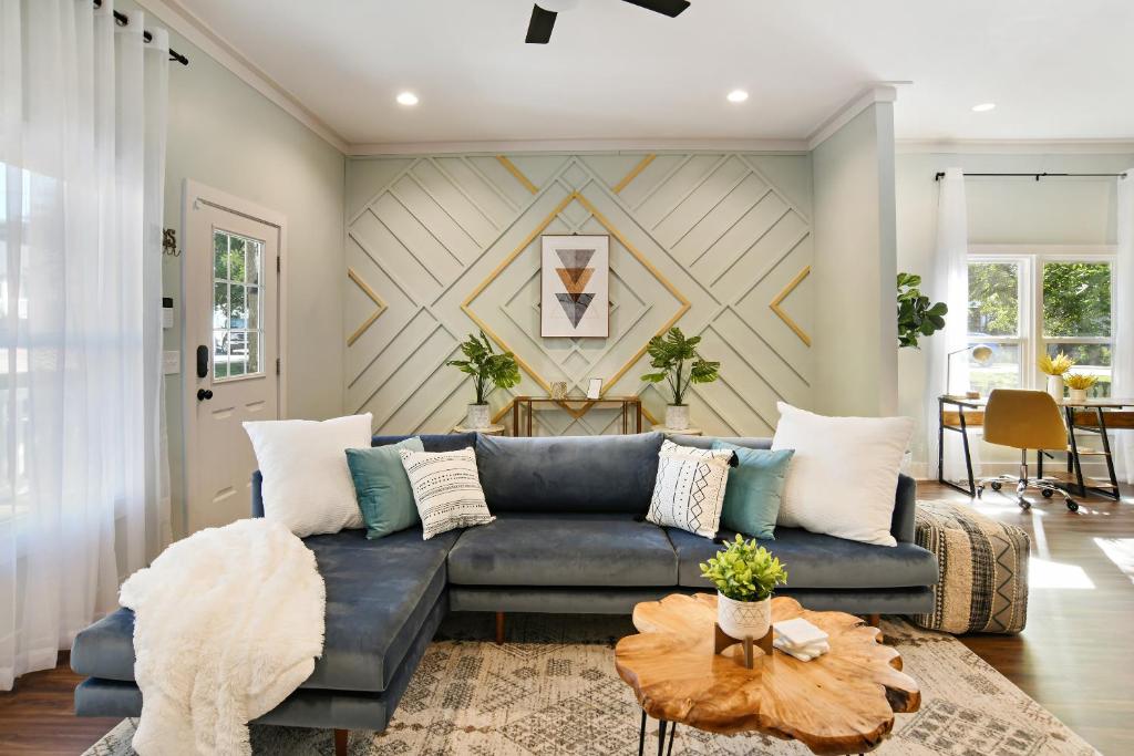 SUN LIT MODERN HOME with GOOD VIBES AND LOTS OF COFFEE - DesignedByDom - Maison De Trois Chambres