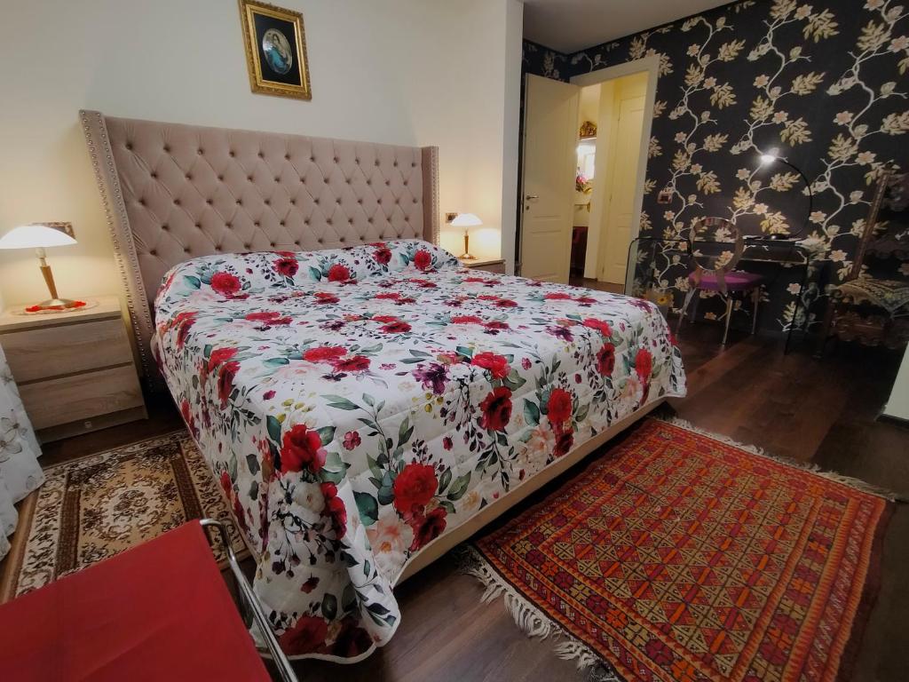 1 dormitorio con 1 cama con colcha de flores en Verona City San Zeno Apartment, en Verona