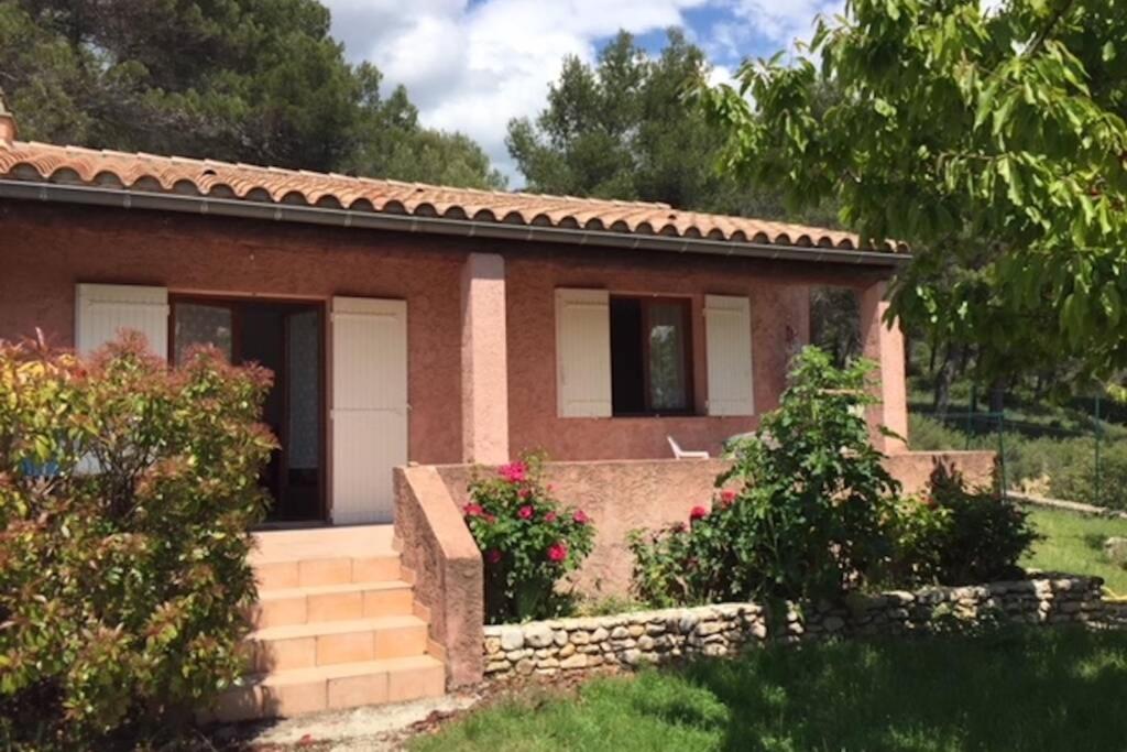 une petite maison en briques avec un jardin et quelques buissons dans l'établissement Bédoin, maison cadre exceptionnel, à Bédoin