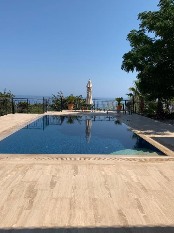 uma piscina com vista para o oceano em Spectacular views from this villa in Lapta em Kyrenia