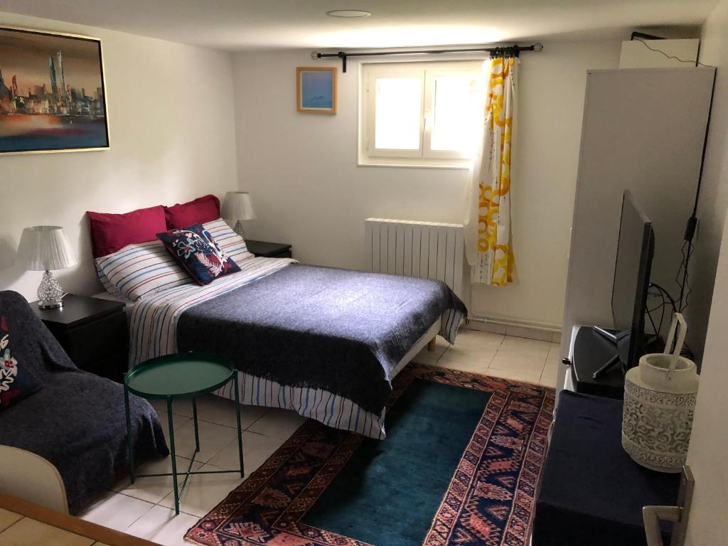a small bedroom with a bed and a couch at Room in house near Lycee International St Germain en Laye in Saint-Germain-en-Laye