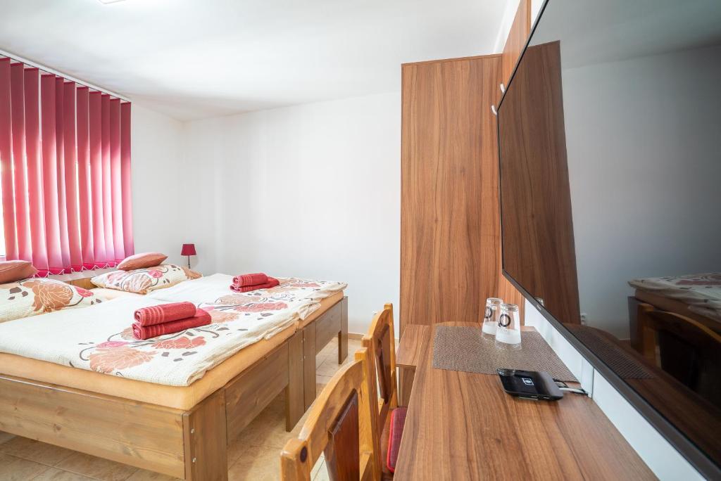 Postel nebo postele na pokoji v ubytování Šenk U Kovárny