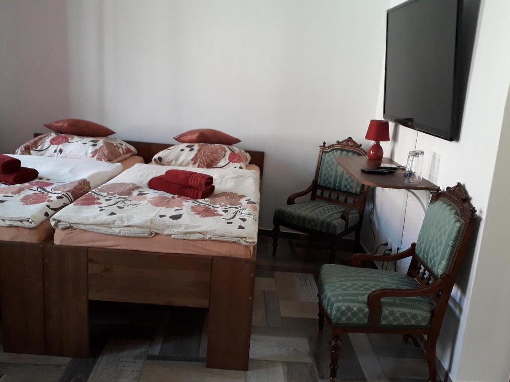 Postel nebo postele na pokoji v ubytování Šenk U Kovárny